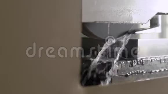 抛光机是自动处理金属细节并将其倒入冷水和清洗视频的预览图