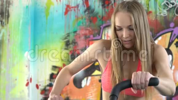 女运动员骑健身自行车做剧烈运动视频的预览图