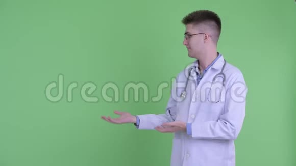 穿着紧身的年轻人医生展示了一些东西视频的预览图