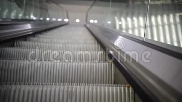 在公共区域上移动自动扶梯电动扶梯楼梯和自动扶梯视频的预览图