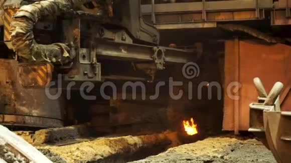 冶金厂工作机械钢水生产库存录像钢厂输送机用热钢视频的预览图