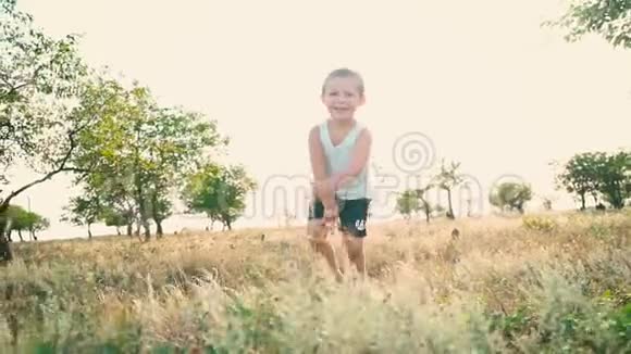 小男孩微笑着转过身来快乐的童年活泼开朗的孩子的肖像视频的预览图