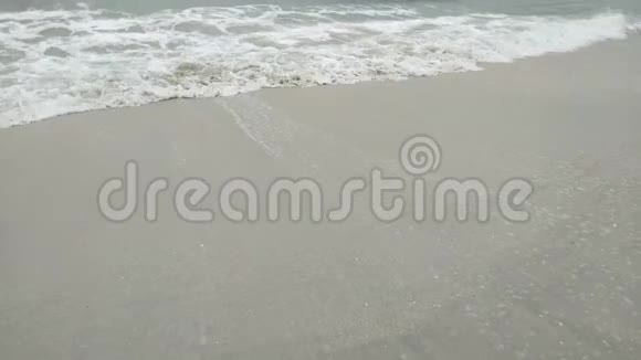 白沙滩波浪近景视频的预览图