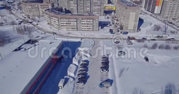 城市建筑和汽车在冬季从空中上路视频的预览图