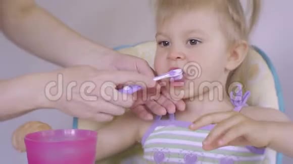 特写妈妈早上帮她小女儿擦牙口腔卫生牙齿护理视频的预览图