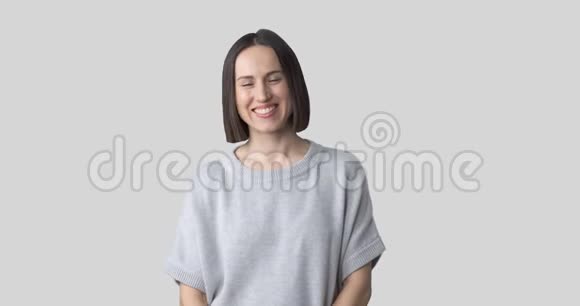 双臂交叉在白色背景上微笑的女人视频的预览图