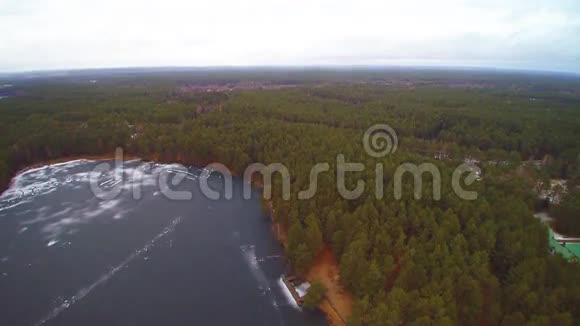 冰冻湖的飞行全景视频的预览图