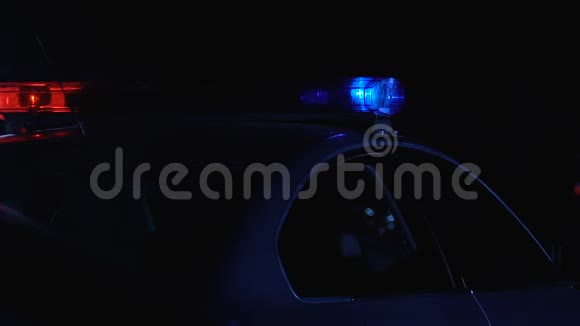 夜间警车巡逻小区危险活动犯罪现场视频的预览图