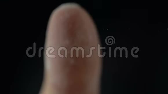 利用控制玻璃进行生物扫描的显微指纹技术视频的预览图