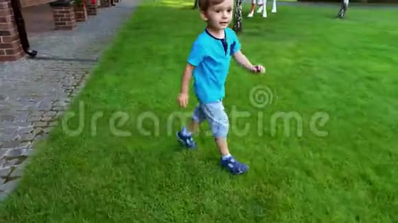 4k视频微笑的幼儿男孩在美丽的夏日公园奔跑视频的预览图