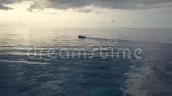 空中无人机视野旅游快艇出海视频的预览图