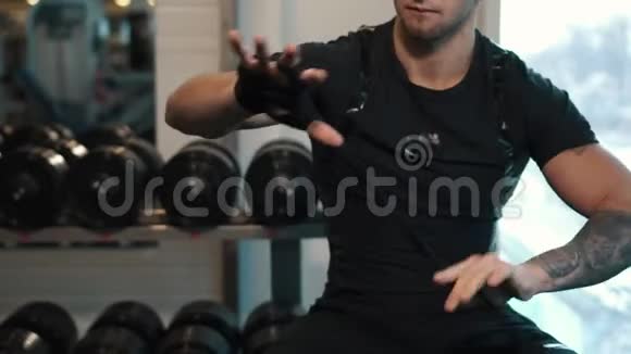 男子在健身室穿拳击衣视频的预览图
