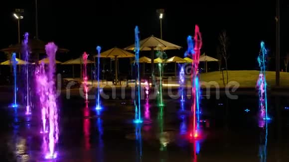 夜晚美丽多彩的喷泉4K视频视频的预览图