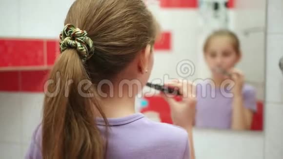 小女孩在浴室刷牙视频的预览图