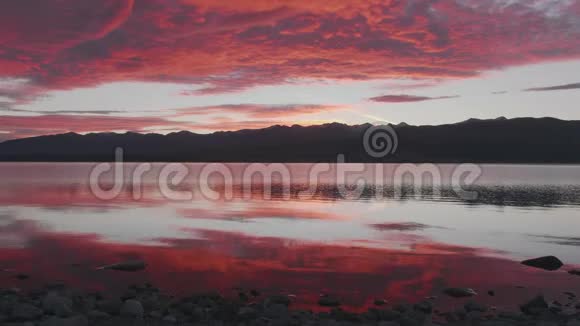 新西兰南岛坎特伯雷高地普卡基湖日落拍摄视频的预览图