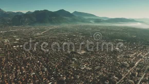 意大利福泰迪马尔米和雾霭中的山脉的空中景色视频的预览图