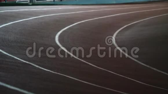 田径室内竞技场的跑道视频的预览图