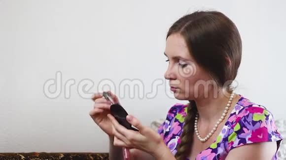 在家申请化妆的年轻女子视频的预览图