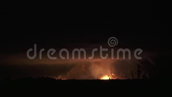 自然灾害野火明亮的光线烟雾和闪电空中射击视频的预览图
