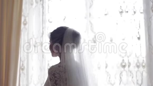 优雅的新娘在婚礼当天走进房间等待新郎视频的预览图