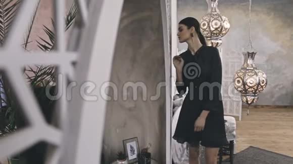 美丽的女人黑发东方风格阿拉伯摩洛哥家具魅力模特时尚服装丝绸连衣裙带蝴蝶结视频的预览图