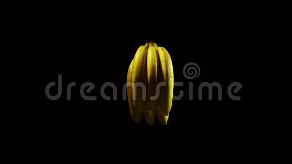 孤立的香蕉在黑色背景上旋转视频的预览图