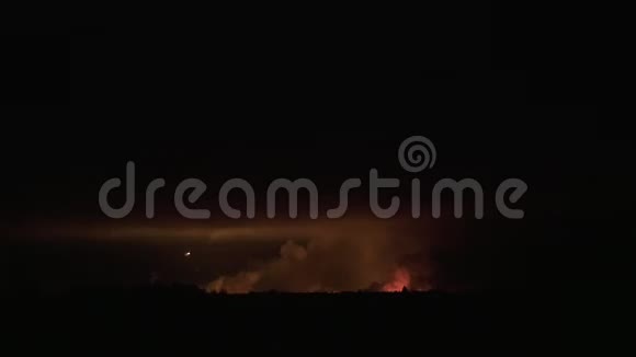 烟雾中多处闪光近处有明亮的火花空中射击视频的预览图