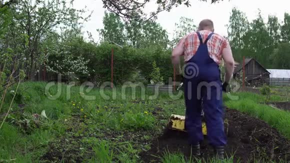 农夫用一个耕种者挖地视频的预览图
