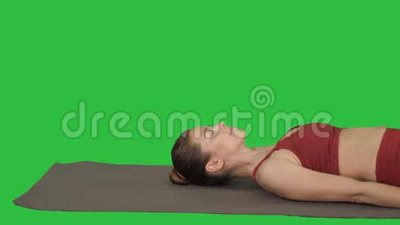 瑜伽支撑肩架姿势桑巴萨凡加萨纳在绿色屏幕铬键视频的预览图