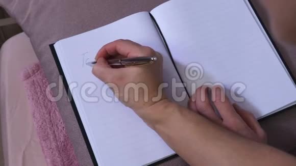 女人在笔记本上写清单视频的预览图
