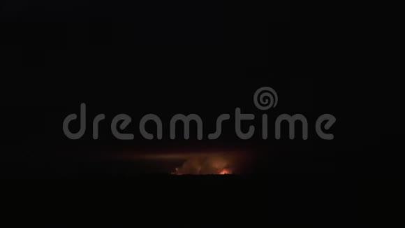 爆炸引起的最明亮的光线来自烟雾空中射击视频的预览图