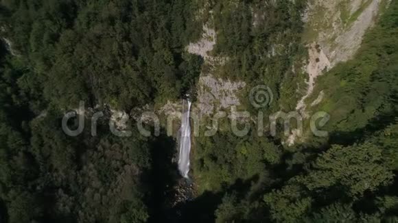 在佐治亚州的夏天在绿色森林中高高的史诗般的瀑布飞翔视频的预览图