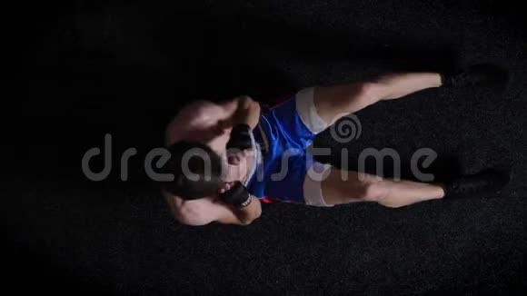 年轻的高加索无上装拳击手做腹部运动拳击上篮黑色背景每秒50帧视频的预览图