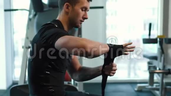 男子在健身室穿拳击衣视频的预览图