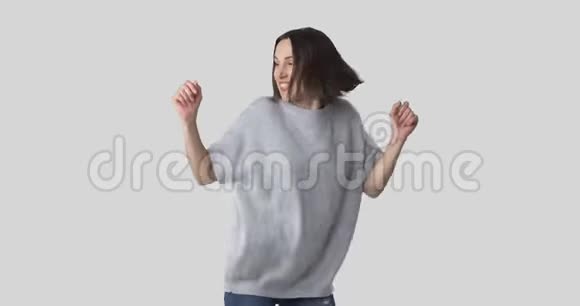 女人在白色背景下跳舞唱歌视频的预览图
