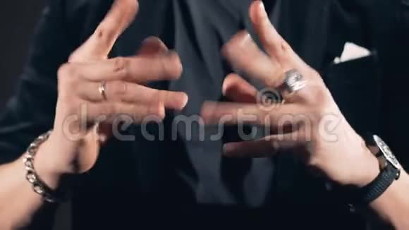 关闭魔术师的手制作传球和产生烟雾视频的预览图