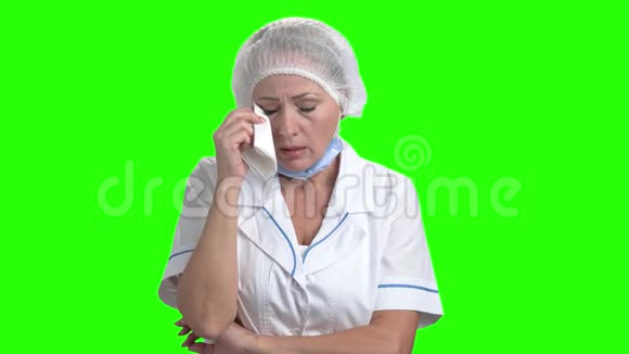 医生在绿色屏幕上哭泣的肖像视频的预览图