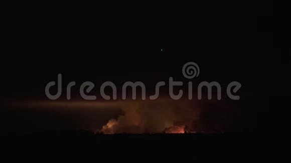 闪光和火焰照亮了不同层次的烟雾空中射击视频的预览图