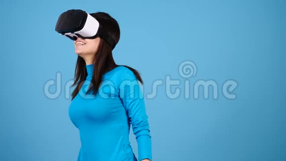 女子增强虚拟现实视频的预览图