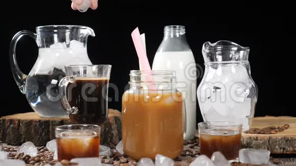 冰块在热咖啡中落下在缓慢的运动中有明亮的飞溅布朗主题从商业角度拍摄的美食视频的预览图