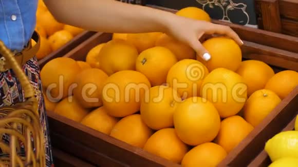 选橘子的女人视频的预览图