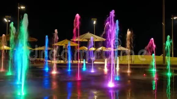 夜晚美丽多彩的喷泉4K视频视频的预览图