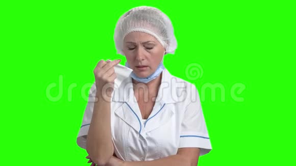 绿色屏幕上哭泣的医生的画像视频的预览图