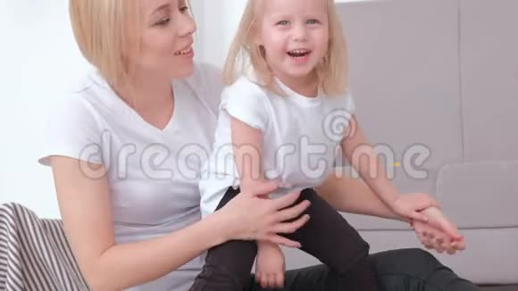 迷人的年轻金发妈妈和她迷人的女儿一起玩粉色气球特写肖像视频的预览图