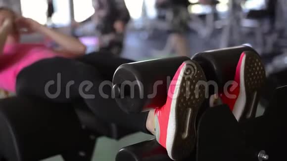 贴身女健身粉鞋在健身房或家里锻炼腹肌细节优美的腿跳跃女运动员视频的预览图