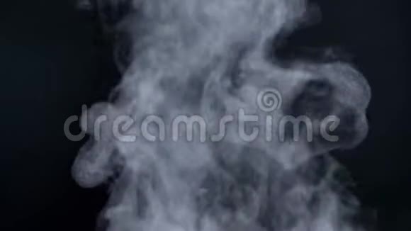 特写镜头的大蒸气烟雾与喷雾飞行在黑色背景视频的预览图