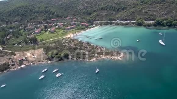 希腊哈尔基迪基带游艇码头的田园海湾鸟瞰图视频的预览图