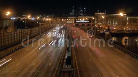 时间流逝高速公路上的夜市交通限速标志视频的预览图
