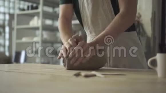 陶工在车间揉捏粘土混合物制作陶瓷盘子视频的预览图