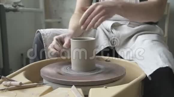 有才华的陶工正在制陶车间制作陶罐视频的预览图